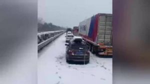 暴雪致多地出现高速堵车，一男子被困50多小时引发关注