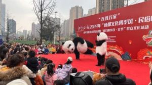 大熊猫在杭州过大年：品尝地道四川美食，共度新春佳节