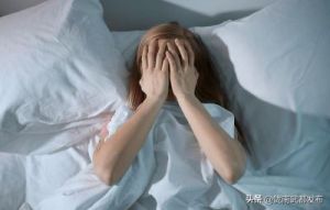 晚上睡觉身体发烫是怎么回事 入睡前身体无意识抽搐频繁