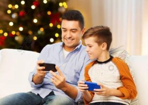 父亲自扇耳光引关注，游戏公司承诺全额退款，家庭教育与电子竞技如何平衡？